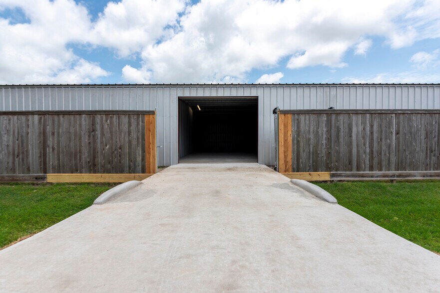 More Photos Of 1618 Callaway Dr, Alvin Warehouse For Lease