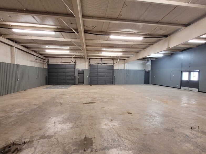 More Photos Of 2006 50th St, Lubbock Flex For Lease