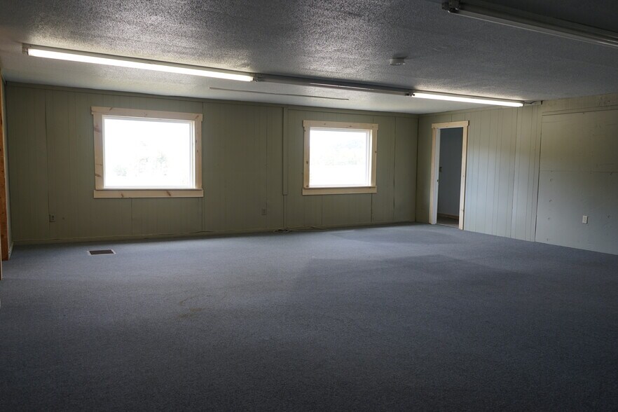 More Photos Of 12 Southmayd St, Campton Freestanding For Sale
