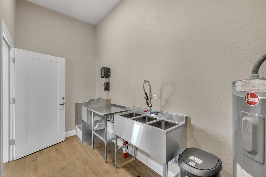 More Photos Of 220 W FM 473, Comfort Storefront Retail Office For Lease