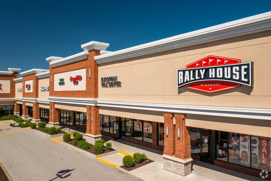 More Photos Of 12101-12153 Manchester Rd, Des Peres General Retail For Lease