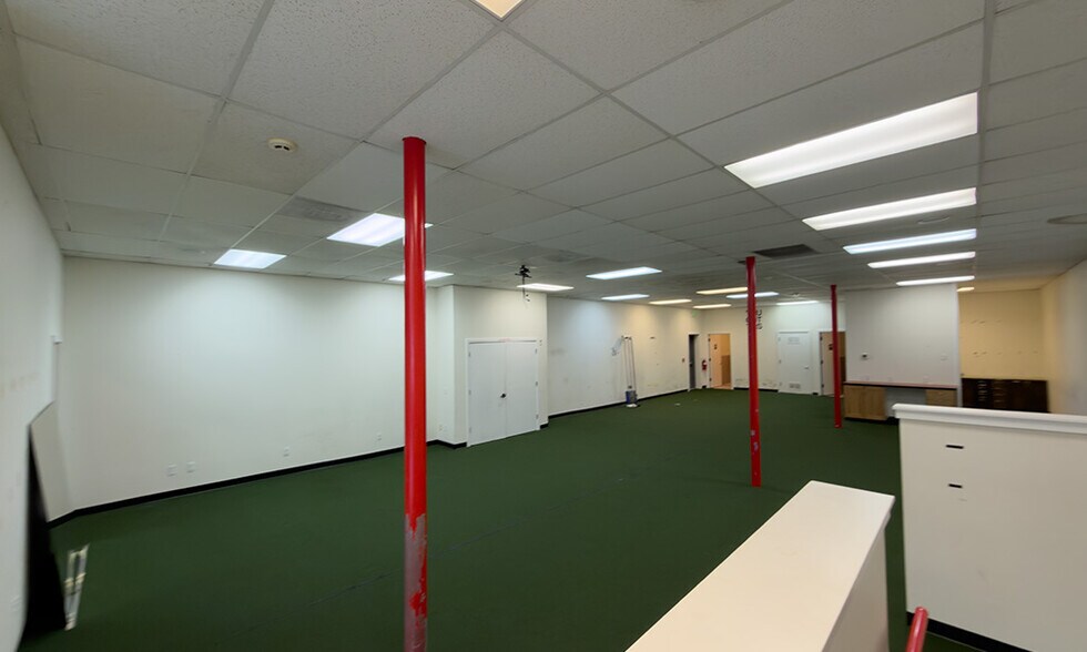 More Photos Of 10602 NE 68th St, Kirkland General Retail For Lease