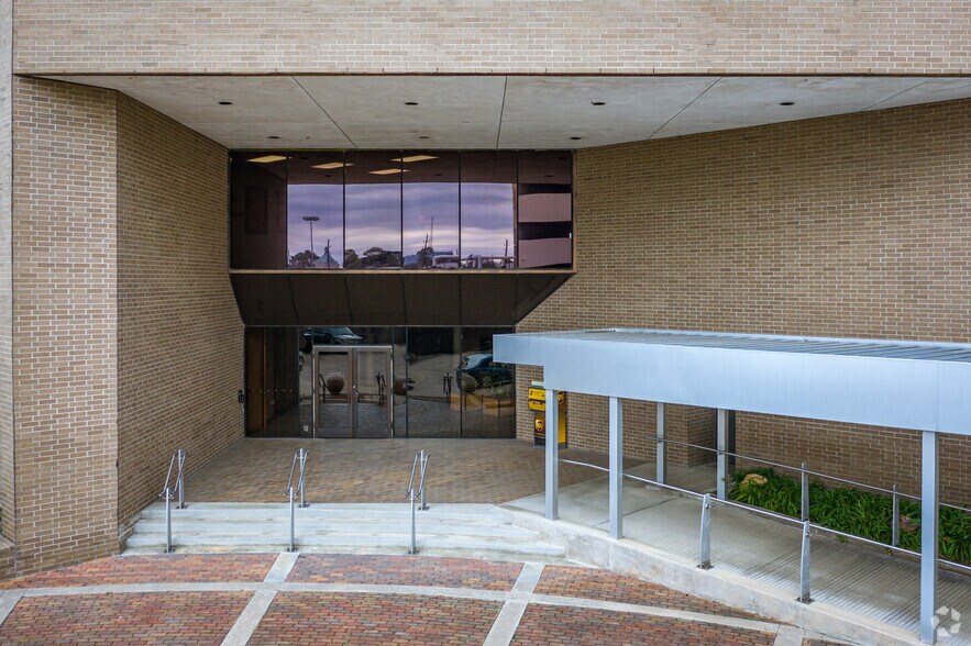More Photos Of 13111 Northwest Fwy, Houston Office For Lease
