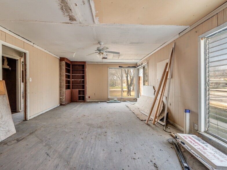 More Photos Of 1415 Jackson St, New Braunfels Office For Sale