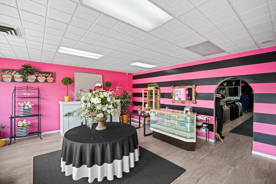 More Photos Of 7311-7321 N Teutonia Ave, Milwaukee Freestanding For Sale