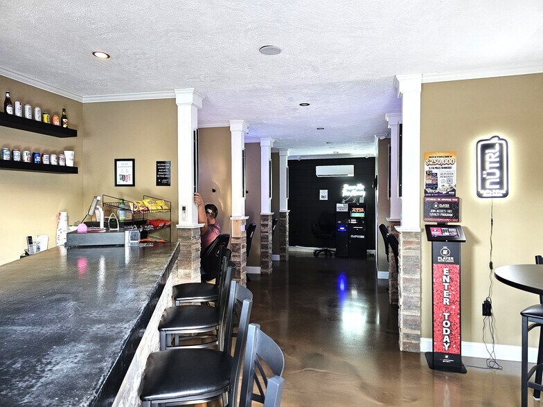 More Photos Of 512 W Egyptian Ave, Christopher Bar For Sale