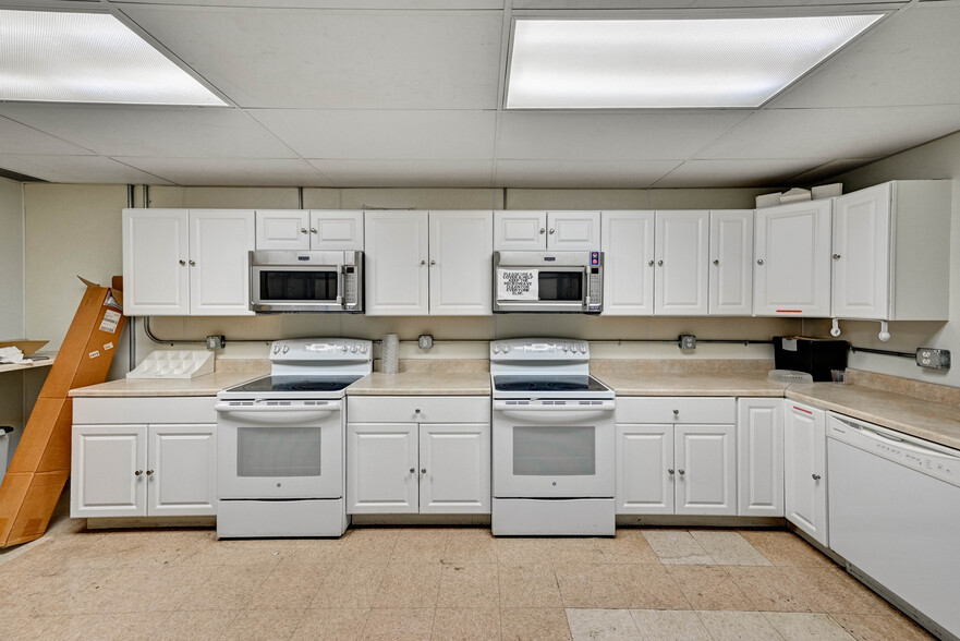 More Photos Of 100 Chamber Plz, Charleroi Supermarket For Lease