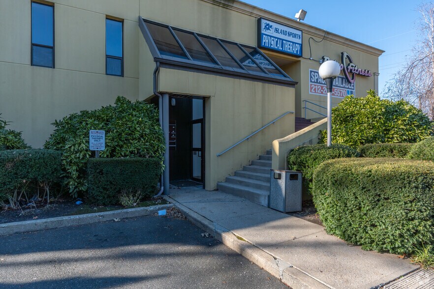 More Photos Of 4 Cedar Swamp Rd, Glen Cove Office For Sale
