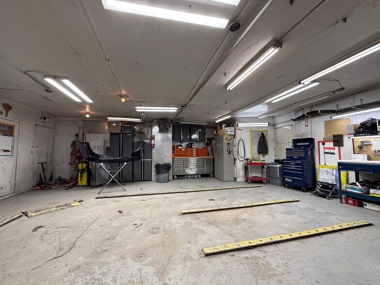 More Photos Of 4278 St Frontenac, Frontenac Auto Repair For Sale