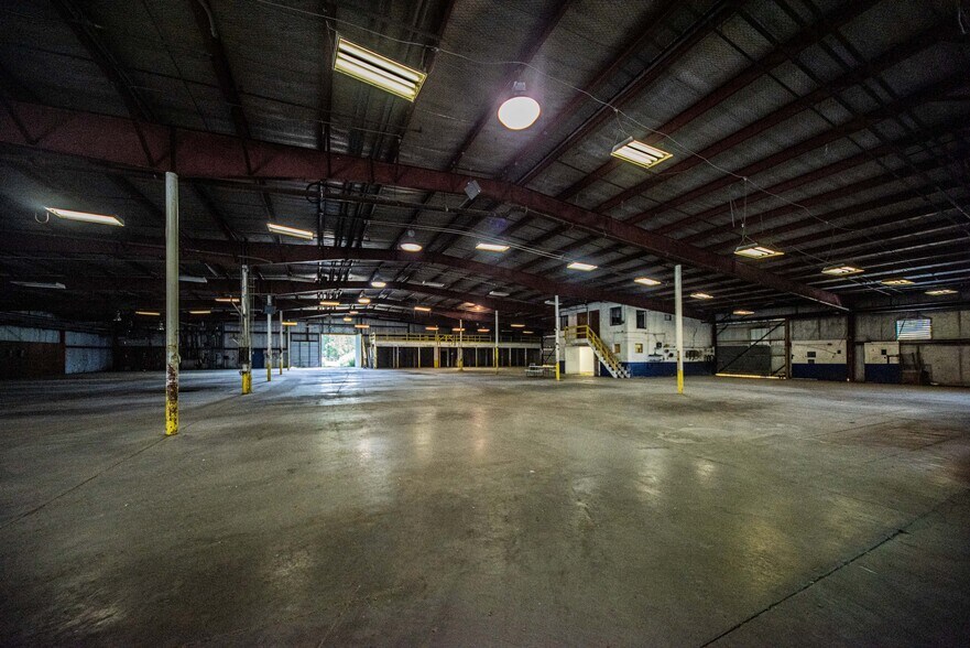 More Photos Of 501 Lakeshore Dr, Kuttawa Warehouse For Sale