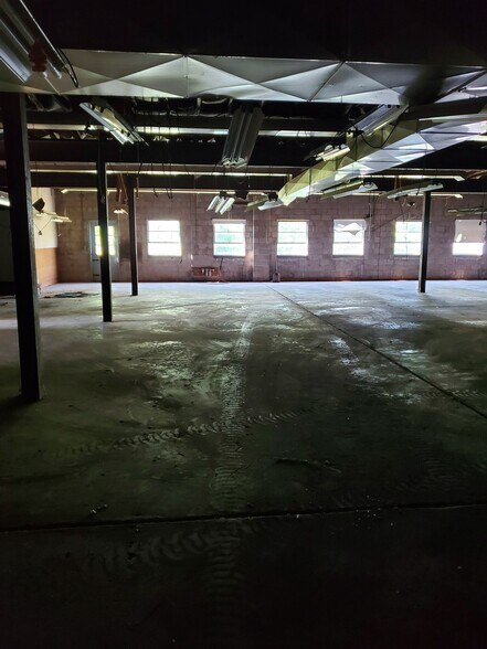 More Photos Of 261 Kensington Rd, Berlin Manufacturing For Lease