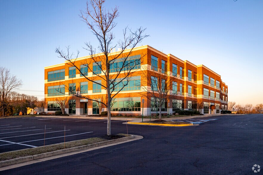 More Photos Of 21335 Signal Hill Plaza, Sterling Office For Lease