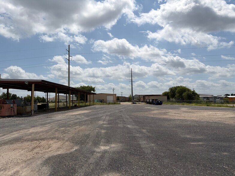 More Photos Of 2476 N Heideke St, Seguin Industrial For Sale