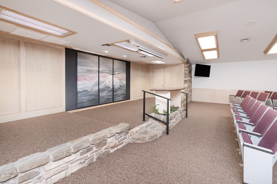 More Photos Of 305 W Dallas St, Llano Religious Facility For Sale