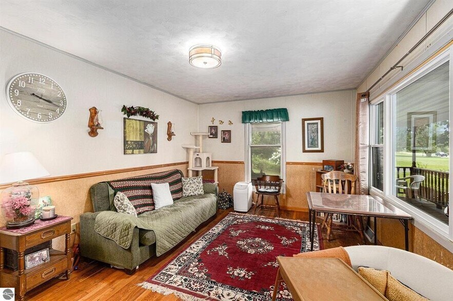 More Photos Of 519 Lake St, Frankfort Hotel For Sale