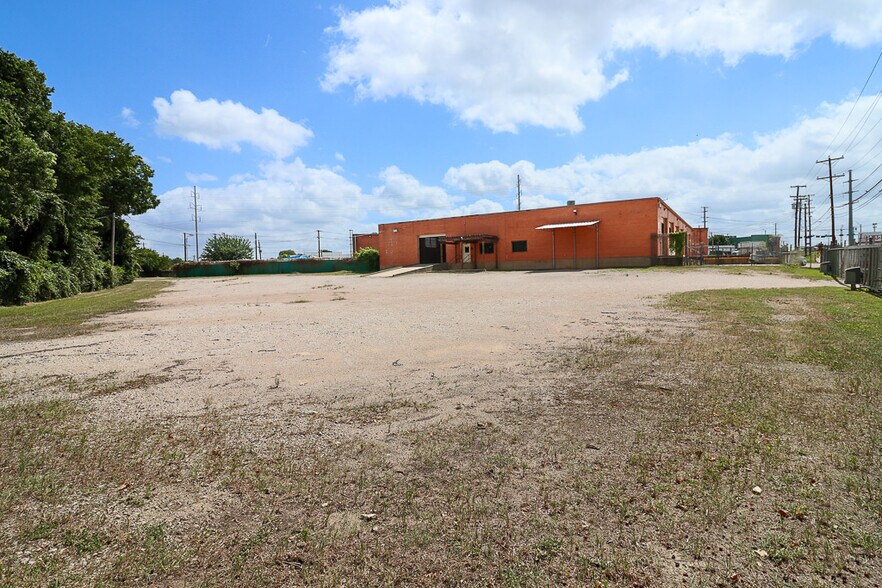 More Photos Of 1915 Empire Central, Dallas Distribution For Lease