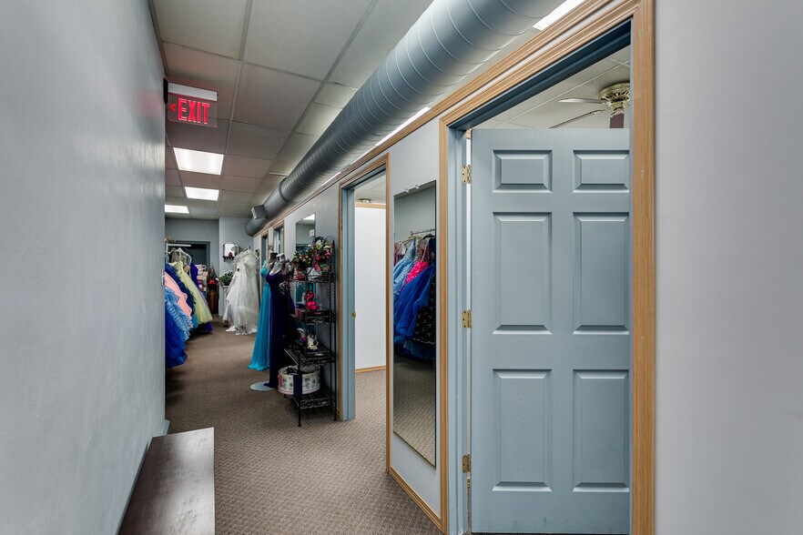 More Photos Of 172 W Wisconsin Ave, Kaukauna Storefront For Sale