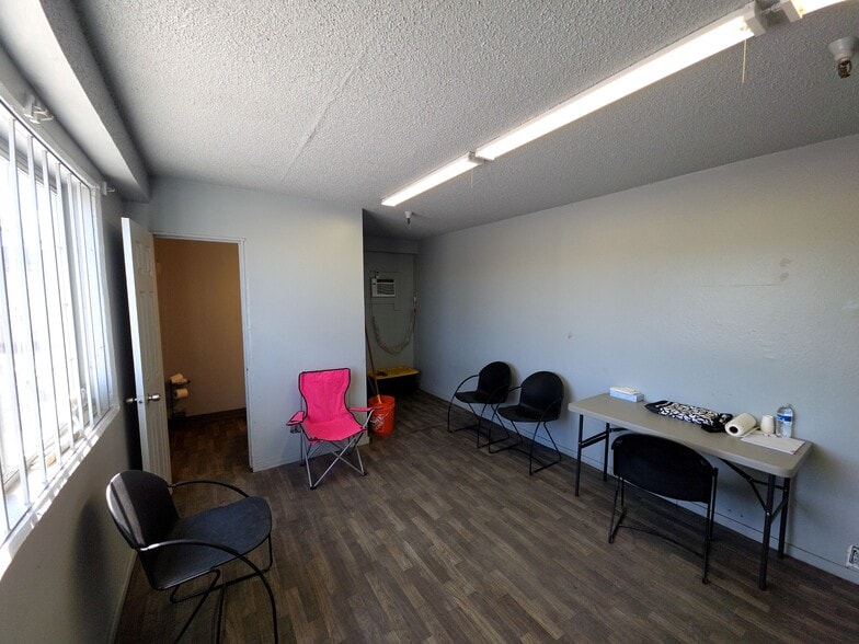 More Photos Of 3250 Palm Pky, Las Vegas Warehouse For Lease
