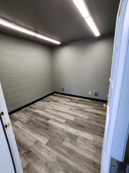 More Photos Of 310 SE Railroad St, Bend Storefront Retail Residential For Lease