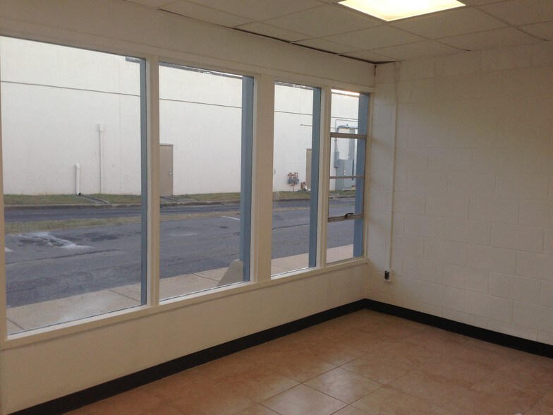 More Photos Of 16021 Industrial Dr, Gaithersburg Flex For Lease