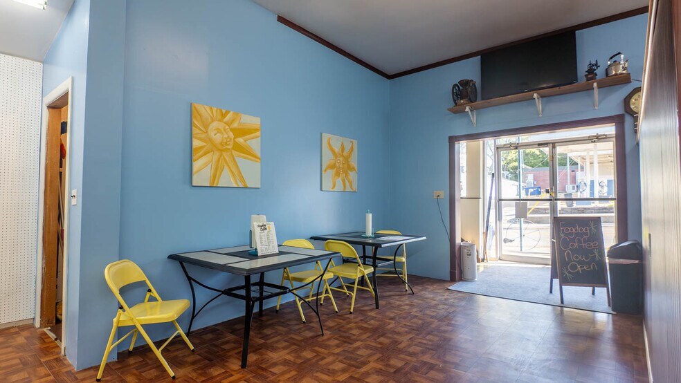 More Photos Of 385 Main St, Mammoth Spring General Retail For Sale