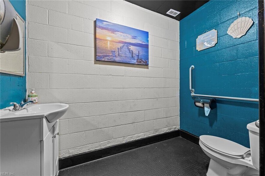 More Photos Of 130 Commerce St, Suffolk Restaurant For Sale