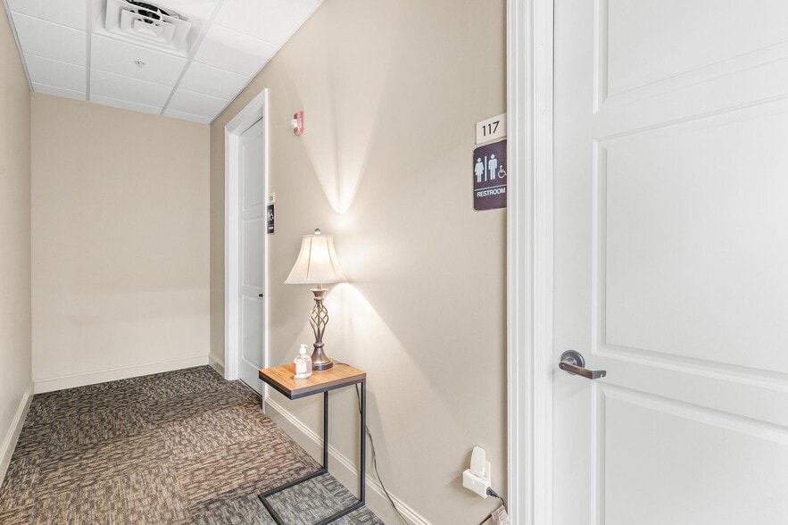 More Photos Of 1904 Thomas Ave, Leesburg Office For Sale