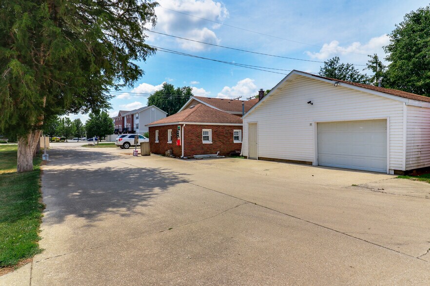 More Photos Of 116 E Church St, Savoy Self Storage For Sale