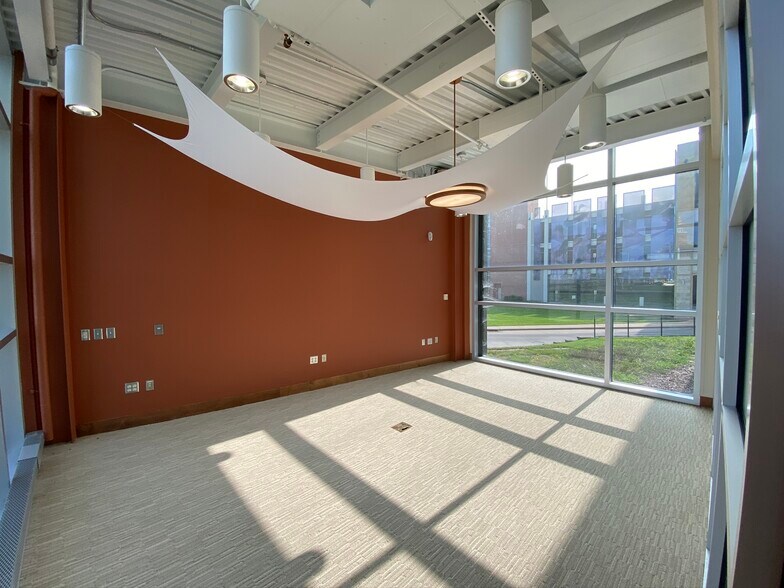 More Photos Of 400 Ice Harbor Dr, Dubuque Office For Sale