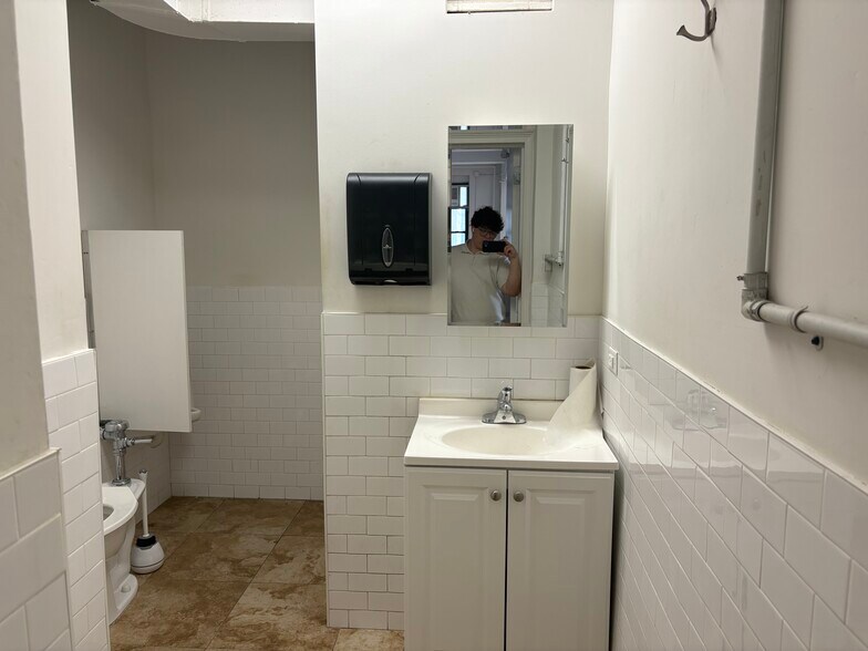 More Photos Of 260 W 35th St, New York Office Residential For Lease