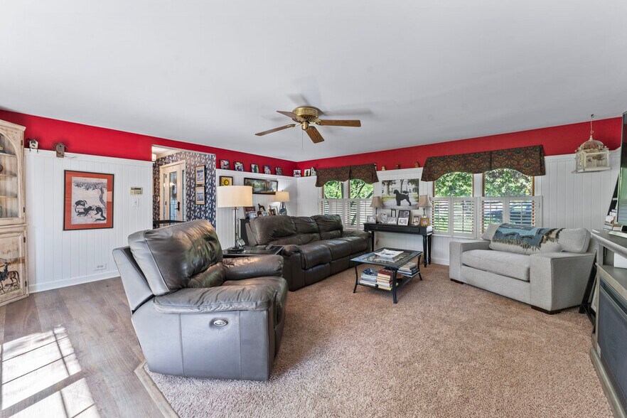 More Photos Of 4403 S Roberts Rd, Island Lake Veterinarian Kennel For Sale