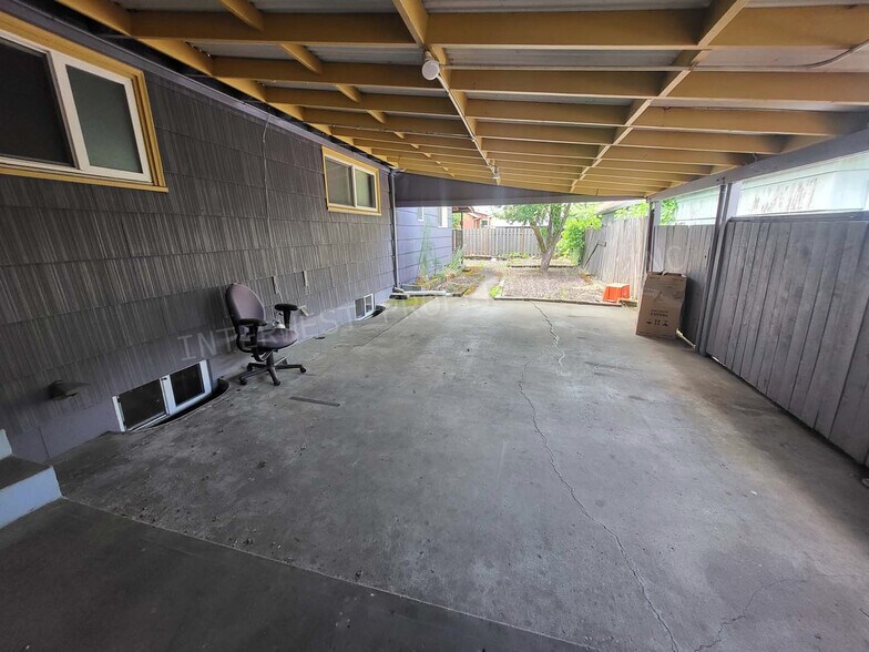 More Photos Of 1131 NE 72nd Ave, Portland Specialty For Lease