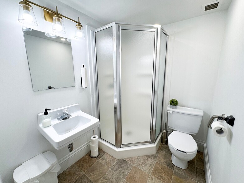 More Photos Of 15 Alma St, Moncton Medical For Lease