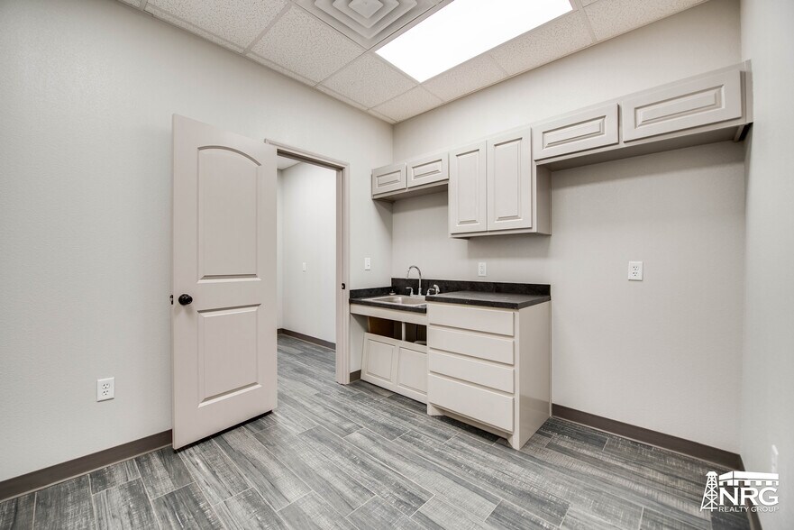 More Photos Of 2104 E County Road 130, Midland Warehouse For Lease