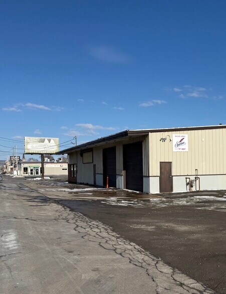 More Photos Of 909 Oswego St, Utica Flex For Sale