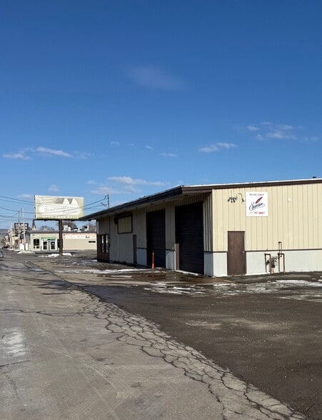More Photos Of 909 Oswego St, Utica Flex For Sale