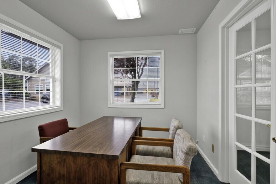 More Photos Of 1875 Highway 101, Florence Office For Sale