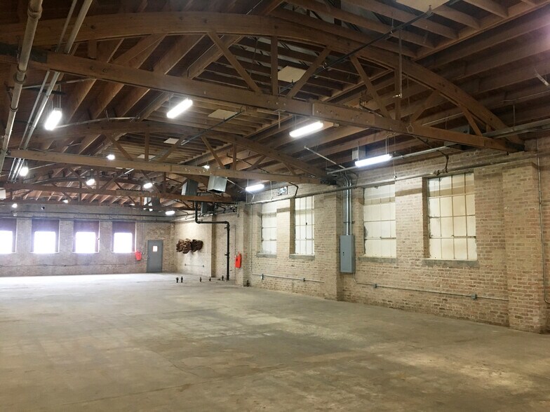 More Photos Of 2731 N Pulaski Rd, Chicago Warehouse For Lease