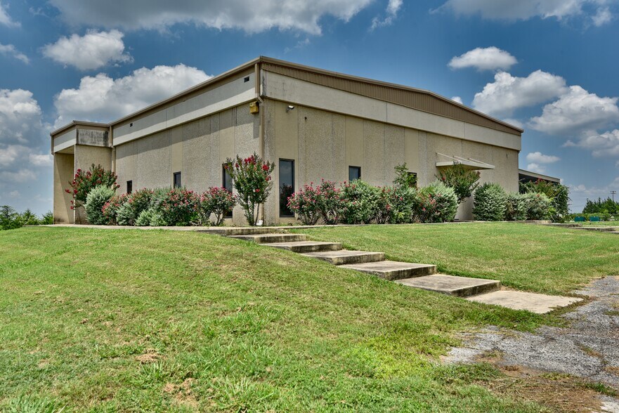 More Photos Of 1901 Longwood Dr, Brenham Manufacturing For Sale