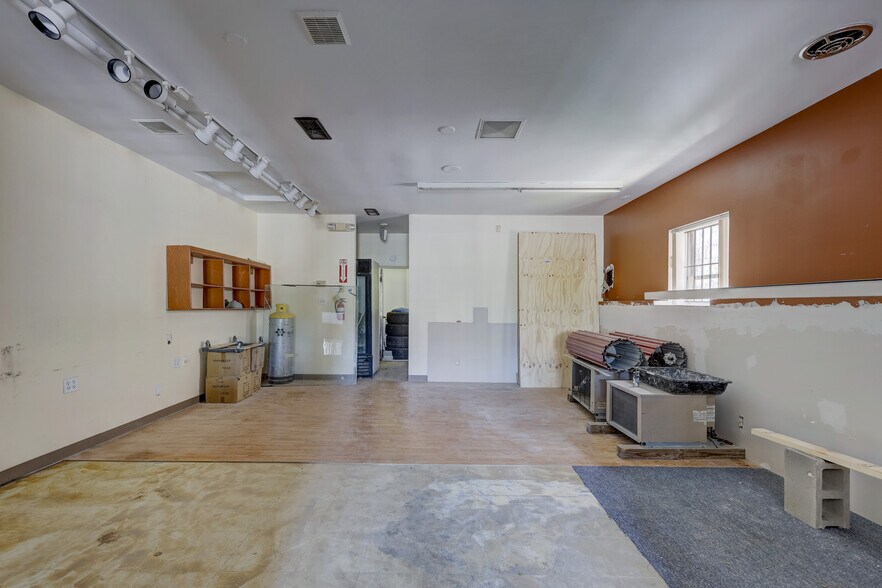 More Photos Of 19864-19884 Kelly Rd, Harper Woods Storefront For Lease