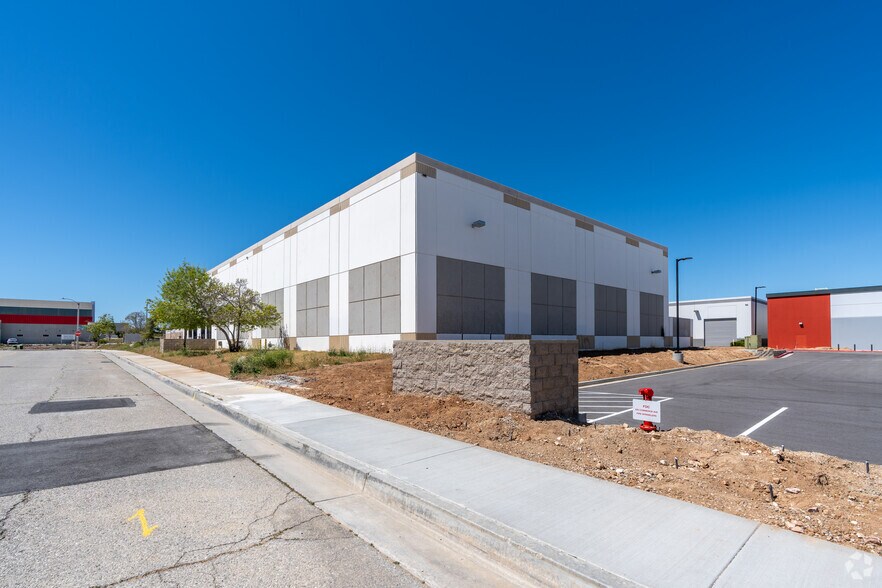 More Photos Of 38940 Trade Center Dr, Palmdale Warehouse For Lease