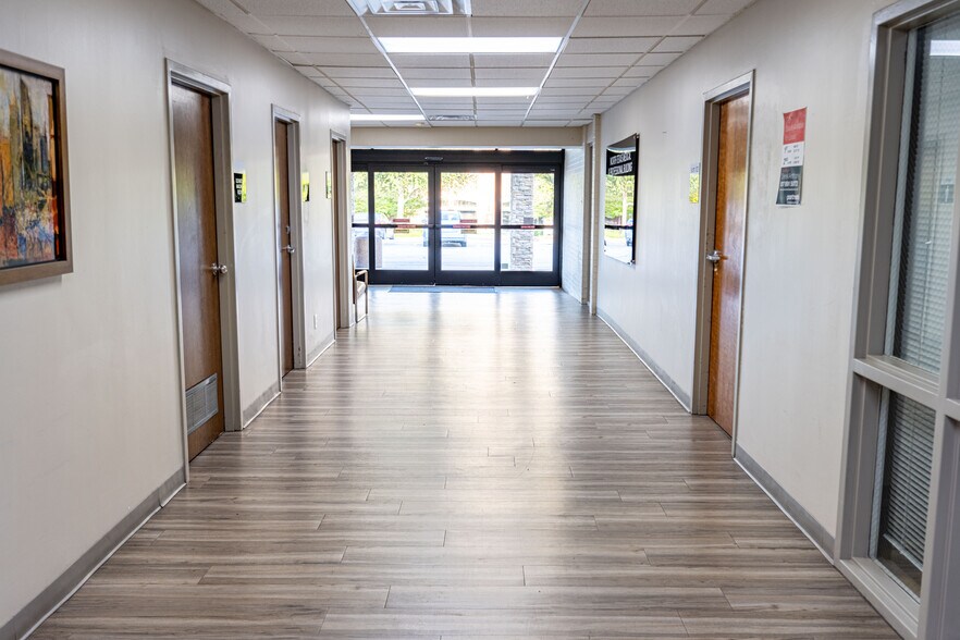 More Photos Of 560 W Main St, Lewisville Office For Sale