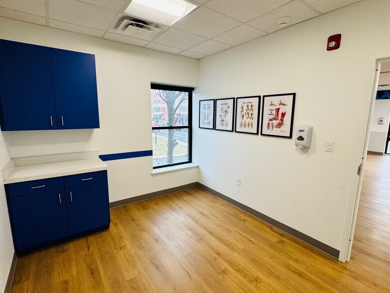 More Photos Of 603 W Broad St, Falls Church Storefront Retail Office For Lease