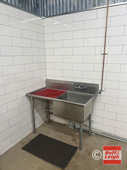 More Photos Of 13801 E Smith Dr, Aurora Showroom For Sale