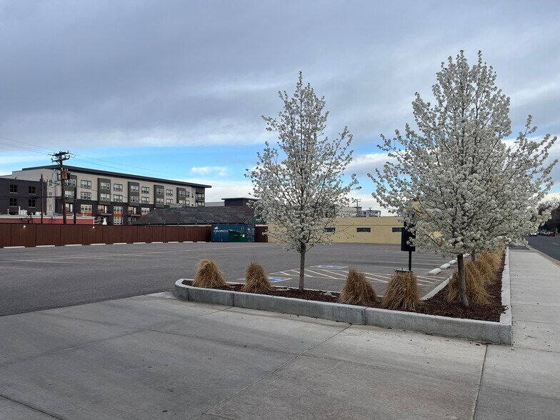 More Photos Of 2015 Dallas St, Aurora Storefront Retail Office For Lease