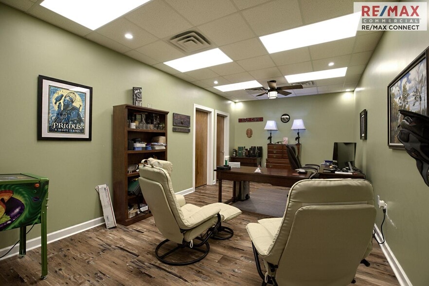 More Photos Of 2521 Hayes Rd, Hayes Light Distribution For Sale