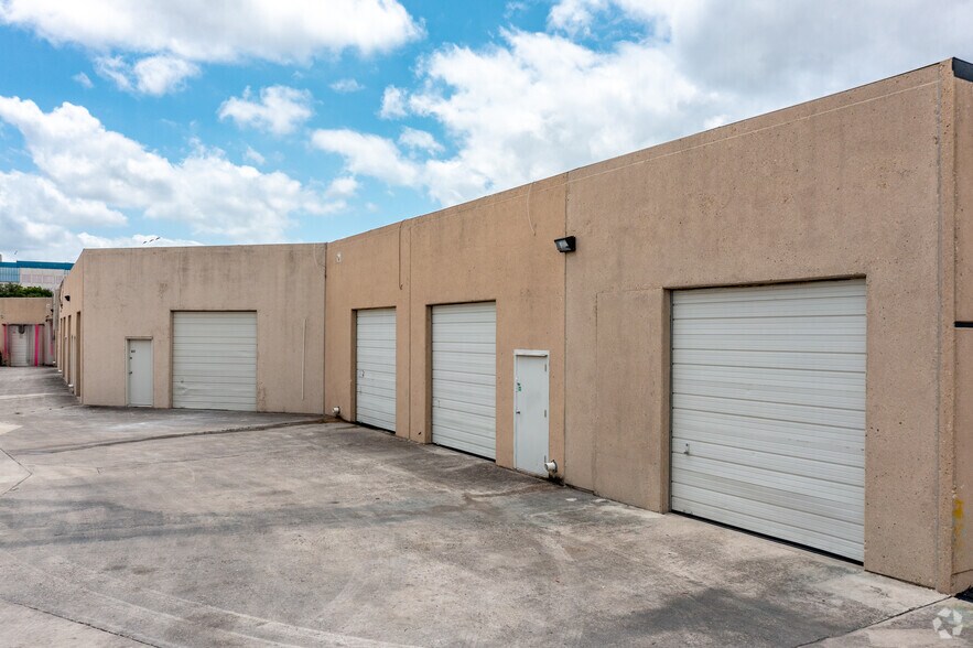 More Photos Of 833-899 Isom Rd, San Antonio Unknown For Lease