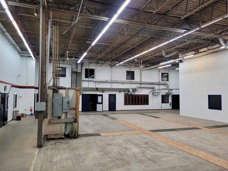 More Photos Of 400 Commerce Ct, Vadnais Heights Manufacturing For Sale