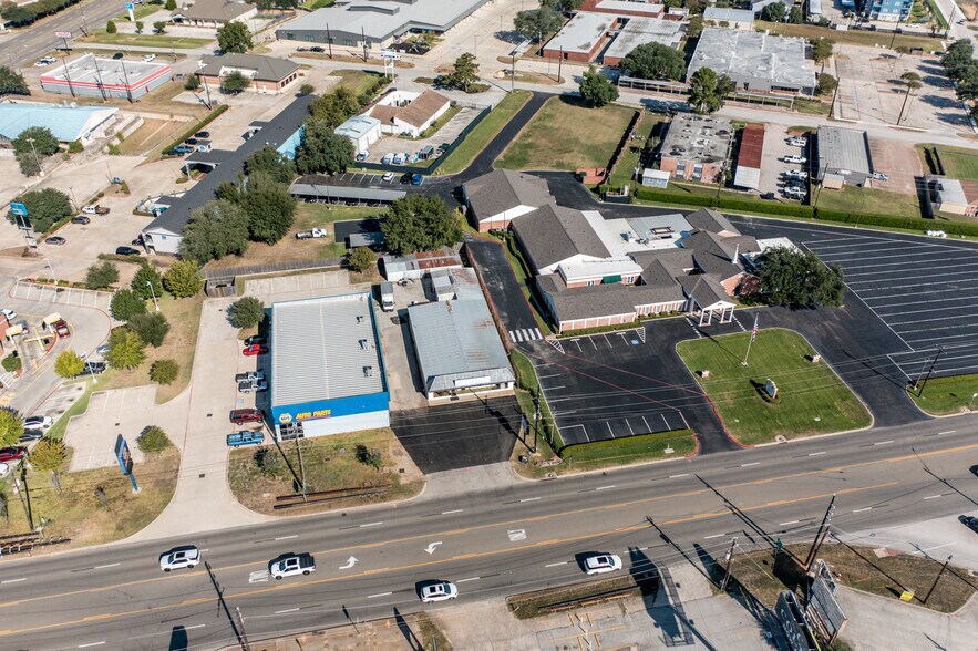 More Photos Of 1404 W Main St, Tomball Freestanding For Sale