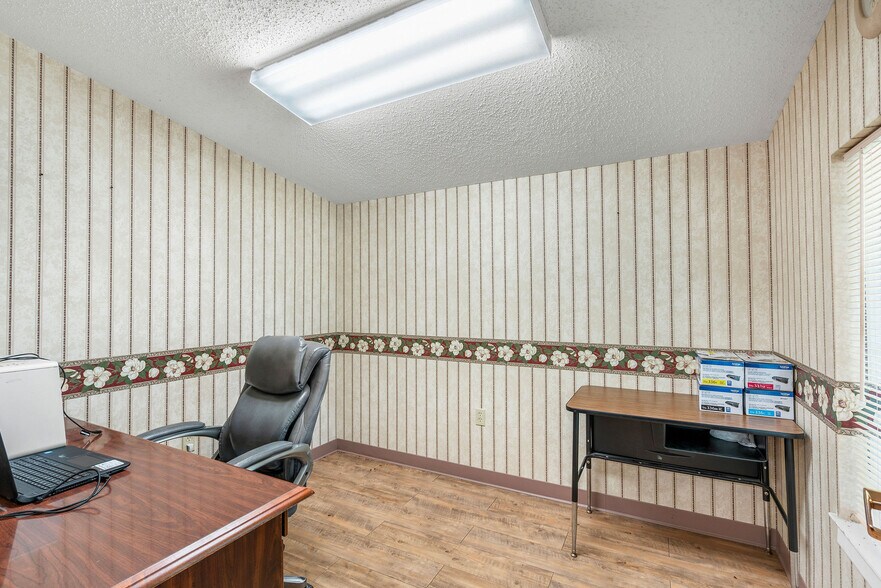 More Photos Of 510 E Bonham St, Jefferson Medical For Sale